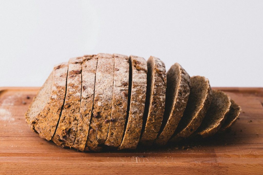 Irisan roti tawar di atas papan kayu untuk ilustrasi sains penyimpanan roti