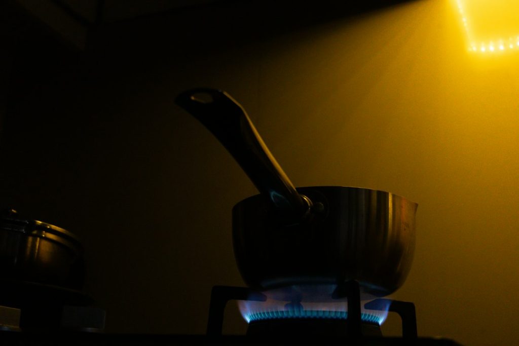 Wajan dipanaskan di atas kompor sebelum digunakan untuk memasak