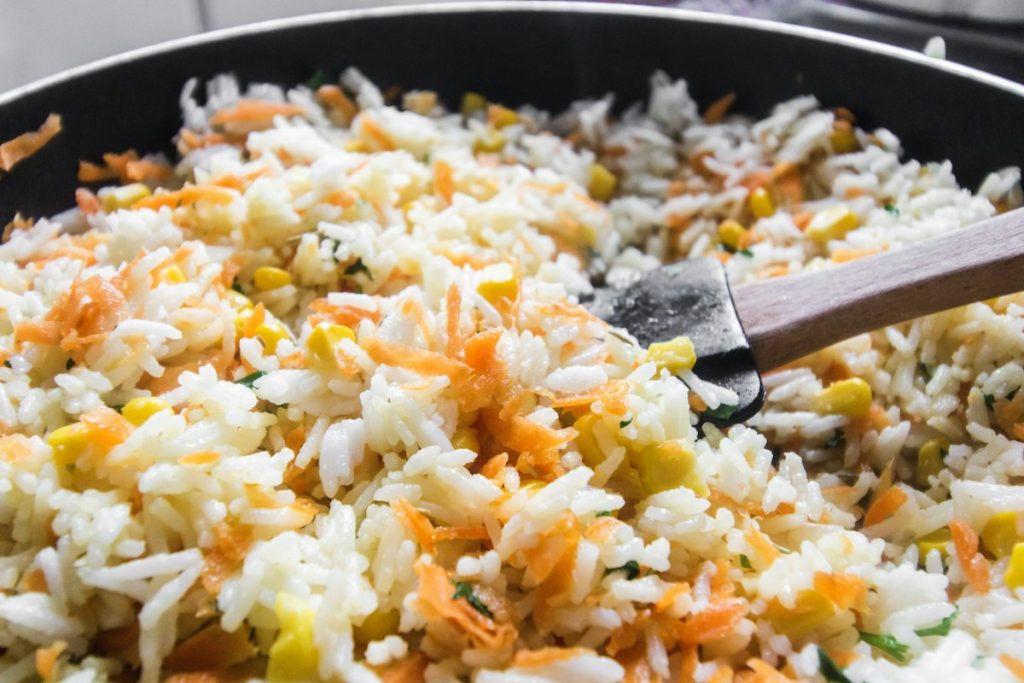 Nasi goreng di dalam wajan, ilustrasi penggunaan nasi dingin agar teksturnya tidak lembek