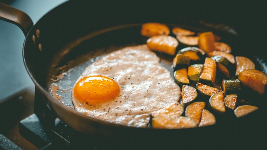 Telur goreng di wajan dengan bagian pinggir kecokelatan